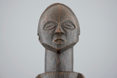 Une f&eacute;tiche en bois sculpt&eacute; sur socle, Songye, Congo, milieu du 20&egrave;me