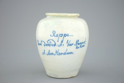 Een zeldzame kleine Delftse tabakspot, 18e eeuw