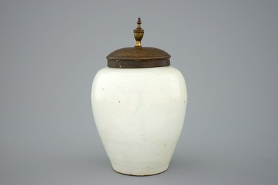 A small Dutch Delft tobacco jar, 18th C.
