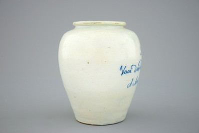 Een zeldzame kleine Delftse tabakspot, 18e eeuw