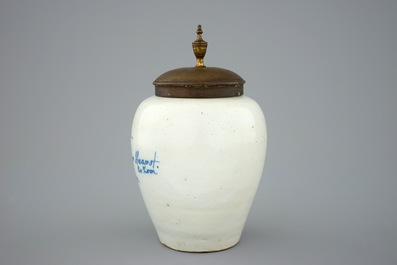 Een zeldzame kleine Delftse tabakspot, 18e eeuw