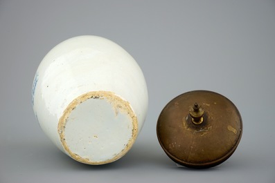 Een zeldzame kleine Delftse tabakspot, 18e eeuw