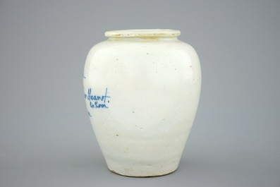 Een zeldzame kleine Delftse tabakspot, 18e eeuw