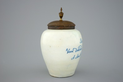 Een zeldzame kleine Delftse tabakspot, 18e eeuw