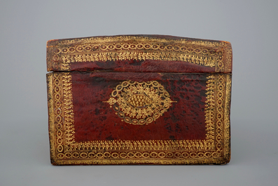 Een fraai met verguld marocain leder bekleed koffertje, Frans, 18e eeuw