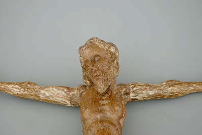 Un grand Christ en bois sculpt&eacute;, France ou Allemagne, 15/16&egrave;me
