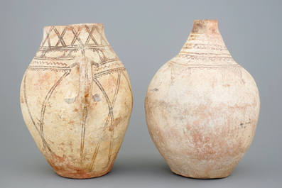 Deux cruches en poterie d&eacute;cor&eacute;e, Afrique du Nord, 19/20&egrave;me