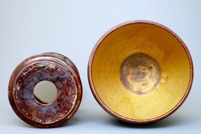 Un cache-pot art nouveau sur soccle en poterie flamande, d&eacute;but du 20&egrave;me