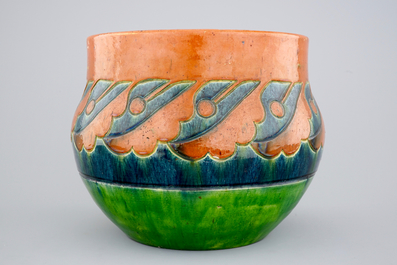 Un cache-pot art nouveau en poterie flamande, d&eacute;but du 20&egrave;me