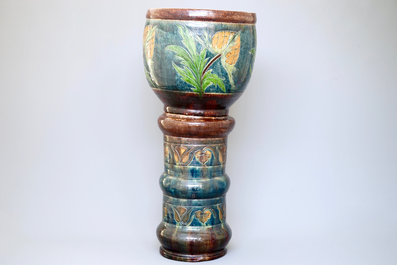 Un cache-pot art nouveau sur soccle en poterie flamande, d&eacute;but du 20&egrave;me
