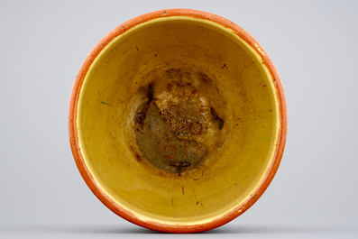 Un cache-pot art nouveau en poterie flamande, d&eacute;but du 20&egrave;me