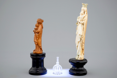 Deux mod&egrave;les de la Vierge &agrave; l'Enfant en ivoire et buis, avec une bouteille miniature en verre, 16/17&egrave;me