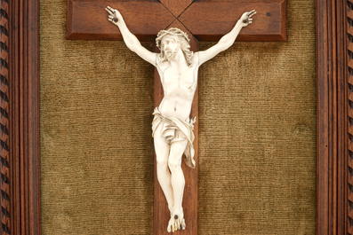Un grand Christ en ivoire sculpt&eacute;, prob. Dieppe, 18/19&egrave;me