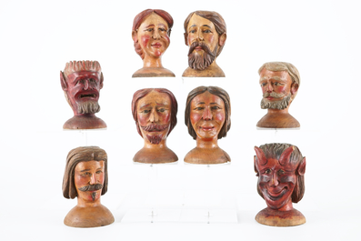 Un lot de 8 t&ecirc;tes de poup&eacute;es polychromes en bois sculpt&eacute;, 19&egrave;me