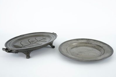 Een grote collectie tin, w.o. kannen en schotels, en twee koperen strooiers, 17/19e eeuw