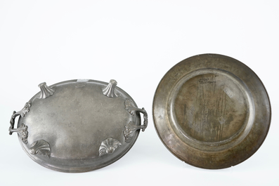 Een grote collectie tin, w.o. kannen en schotels, en twee koperen strooiers, 17/19e eeuw