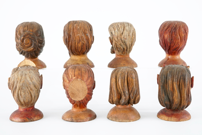 Un lot de 8 t&ecirc;tes de poup&eacute;es polychromes en bois sculpt&eacute;, 19&egrave;me