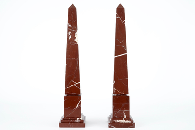 Een paar neo-klassieke obelisken in rood marmer, 19/20e eeuw