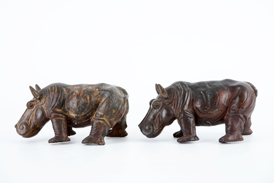 Un lot de bronze et r&eacute;gule au sujets animaliers: des chats, deux hippopotames et une grue, 20&egrave;me