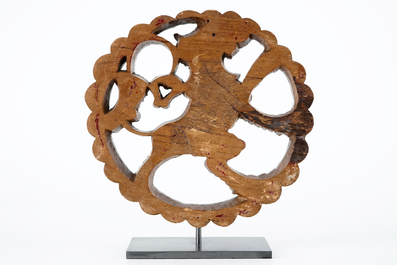 Een rond ajour gestoken houten reli&euml;f met een leeuw, 18e eeuw