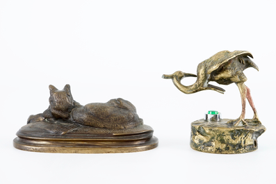 Un lot de bronze et r&eacute;gule au sujets animaliers: des chats, deux hippopotames et une grue, 20&egrave;me
