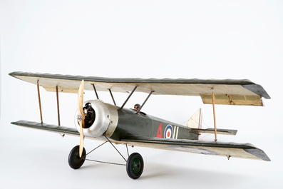 Een replica van een historisch Frans tweedekker vliegtuig, midden 20e eeuw