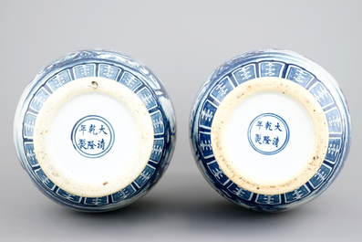 Een groot paar blauw-witte Chinese vazen, 19e eeuw