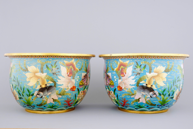 A pair of Chinese cloisonne fish bowls, 19/20th C.