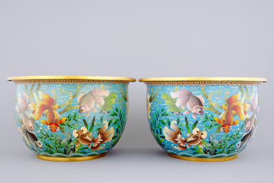 A pair of Chinese cloisonne fish bowls, 19/20th C.