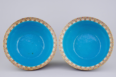 A pair of Chinese cloisonne fish bowls, 19/20th C.