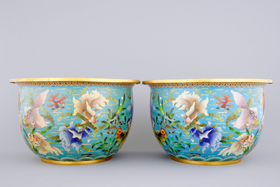 A pair of Chinese cloisonne fish bowls, 19/20th C.