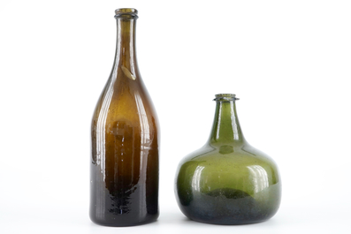 Deux bouteilles en verre souffl&eacute;, dont un armoiri&eacute;, 17&egrave;me et 18/19&egrave;me