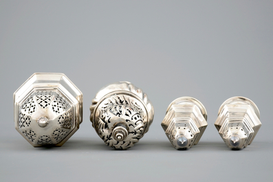 Vier fraaie zilveren strooiers, w.o. een paar, 18/19e eeuw