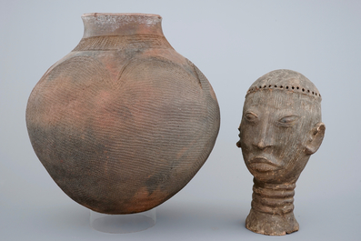 A large African pottery jug and a sculpted head, 1st half 20th C.