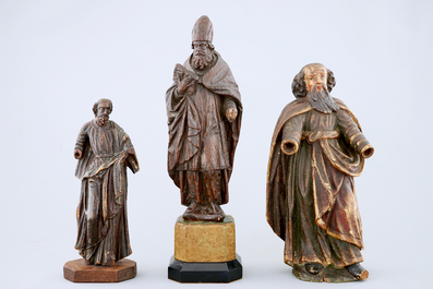 Un lot de 4 figures de saint en bois sculpt&eacute;, 16/18&egrave;me