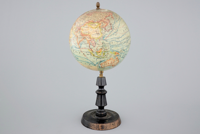 Een globe op houten voet, uitgegeven bij Forest in Parijs, ca. 1925