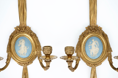 Een paar verguld bronzen wandapplieken met Wedgwood plaquettes, 19e eeuw