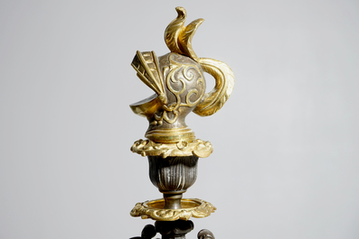 Een driedelig verguld kunstbronzen schouwgarnituur met Godfried van Bouillon, begin 20e