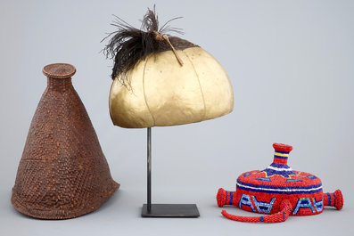 Twee Afrikaanse hoeden en een Soedanese helm, midden 20e eeuw