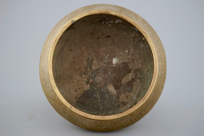 Een koperen kom ingelegd met zilver, Egypte of Syri&euml;, 14/15e eeuw