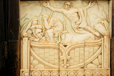 Een grote neo-gotieke ivoren triptiek met sc&egrave;nes uit het leven van Christus, 19e eeuw