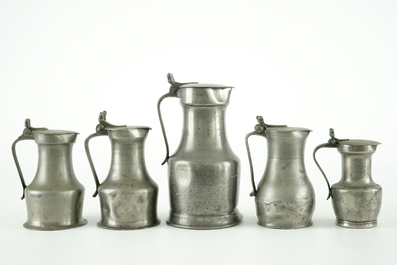A set of five pewter jugs, 18/19th C.