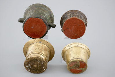 Een lot van 4 bronzen vijzels en 2 stampers, 17e eeuw en later