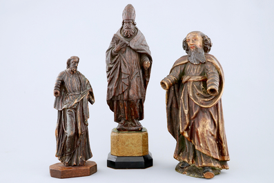 Un lot de 4 figures de saint en bois sculpt&eacute;, 16/18&egrave;me