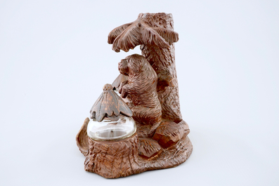 A Black Forest inkwell with two dogs, 1st half 20th C.