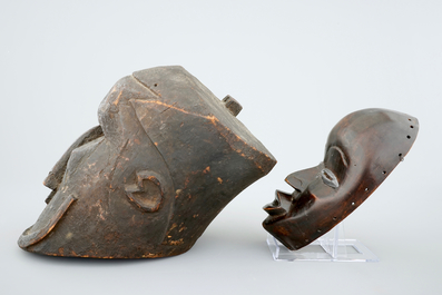 Twee Afrikaanse houten maskers, 20e eeuw