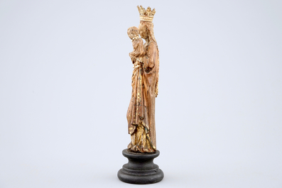 Une Vierge &agrave; l'Enfant en bois sculpt&eacute;, Flandres, 17&egrave;me