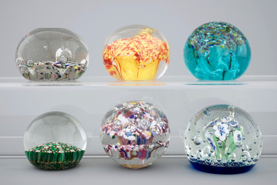 Un lot de six presse-papiers en verre, 20&egrave;me