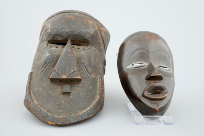 Deux masques africaines en bois sculpt&eacute;, 20&egrave;me