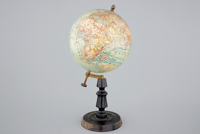 Een globe op houten voet, uitgegeven bij Forest in Parijs, ca. 1925